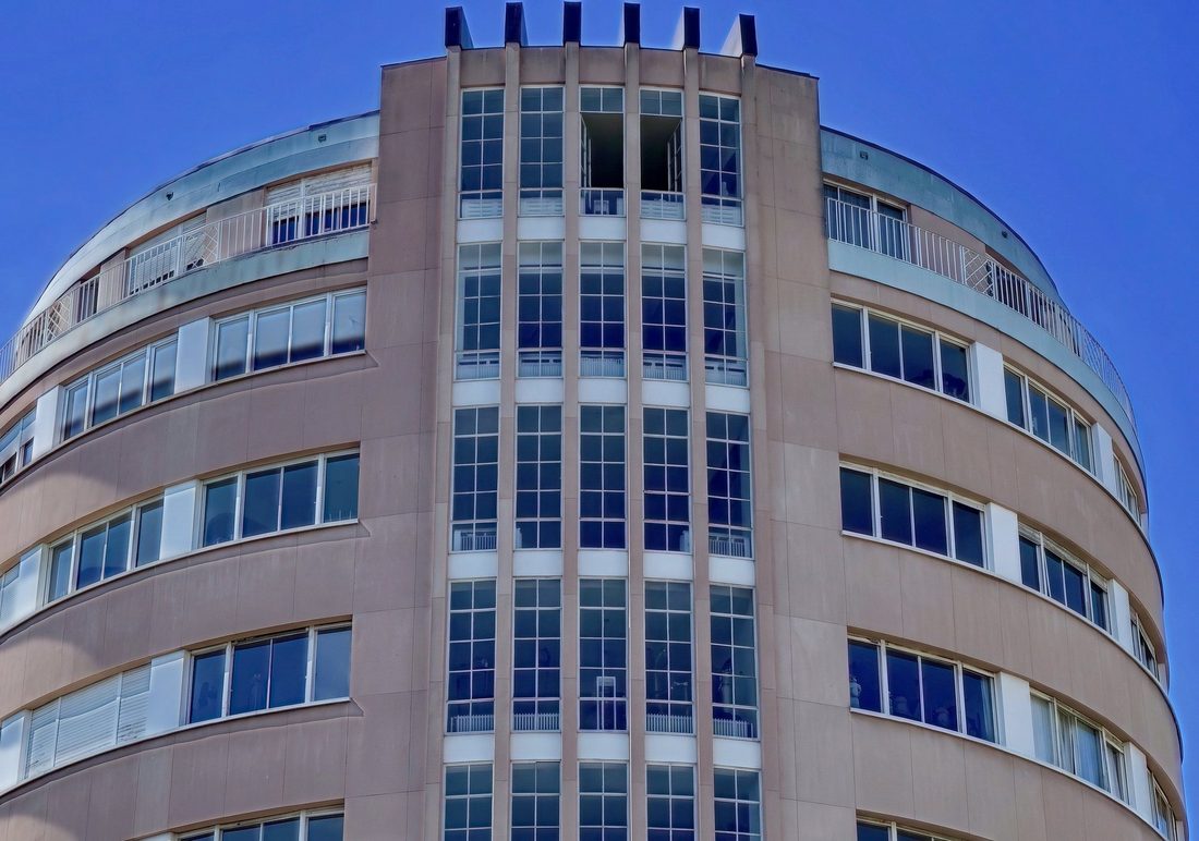 L'immeuble des années 1930, façade courbe