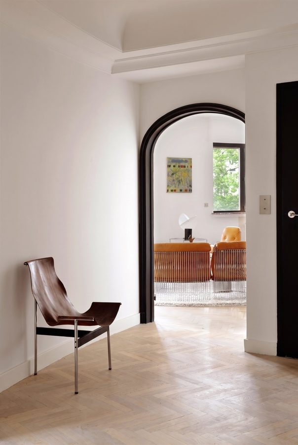 Dégagement, arche et chaise en cuir