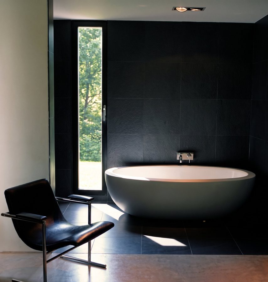 Baignoire îlot, mur noir, fenêtre en fente