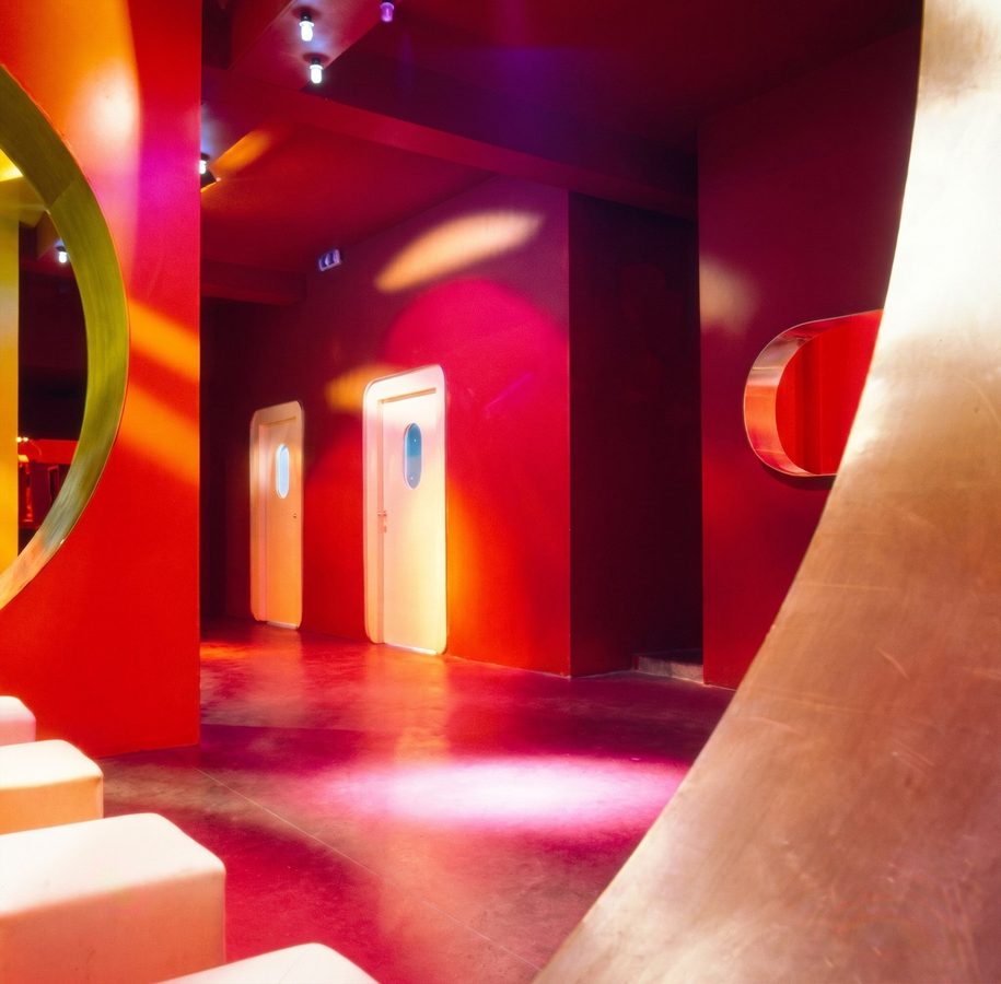 Couloir rouge, portes à hublot